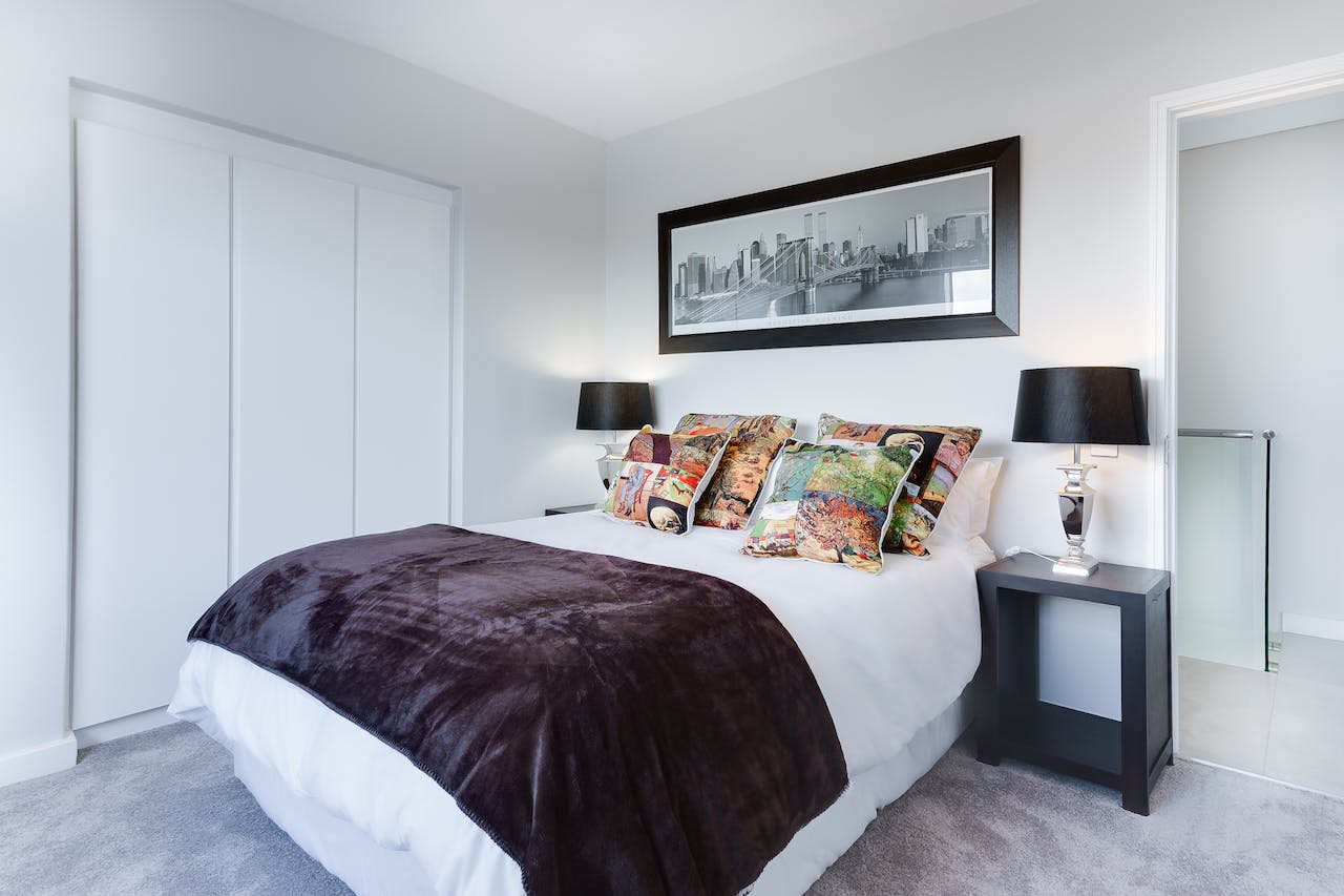 Nowoczesne łóżka - jak stworzyć stylową przestrzeń sennej harmonii w sypialni?