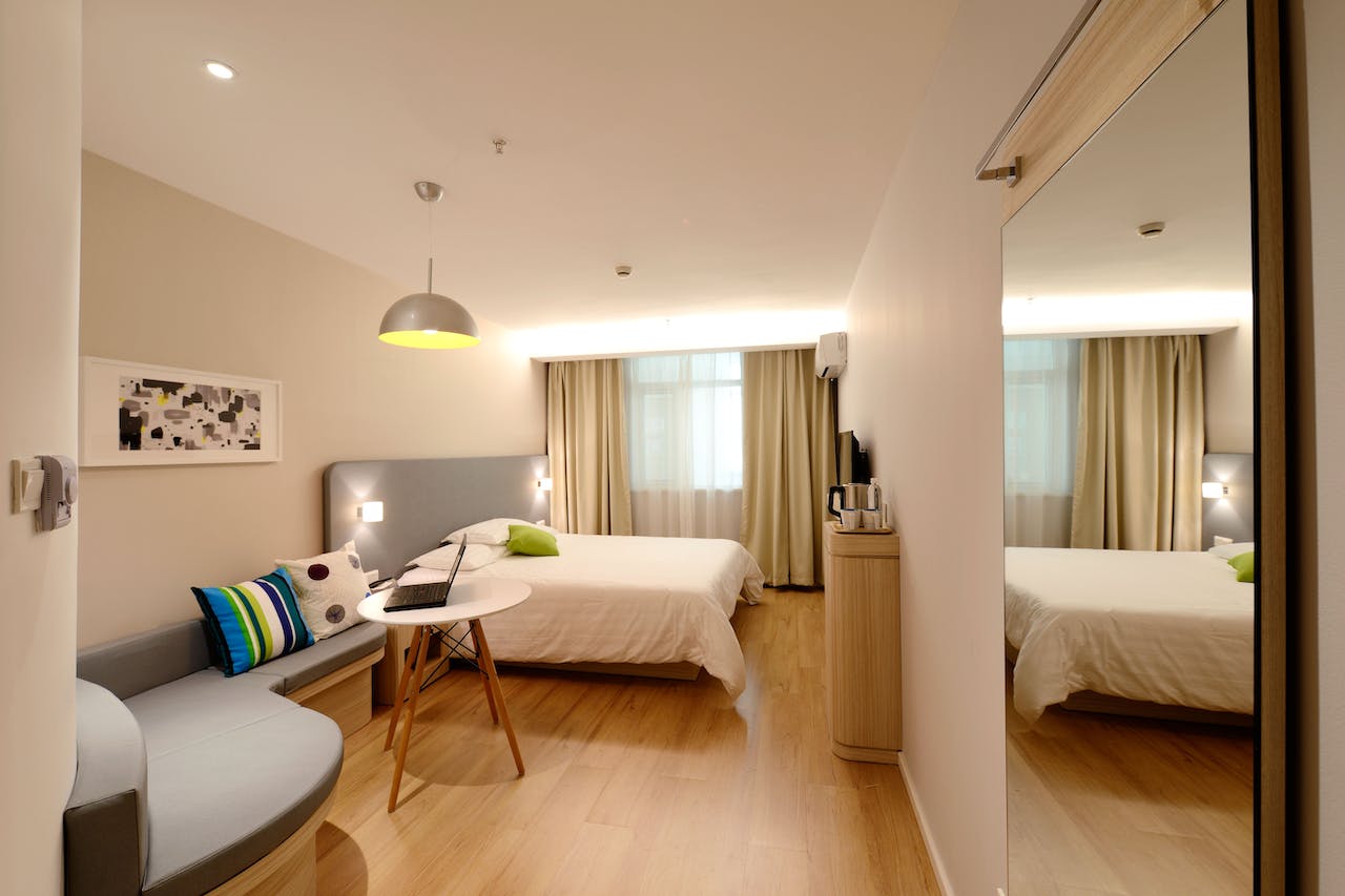 Nowoczesne łóżka - jak stworzyć stylową przestrzeń do odpoczynku w sypialni?